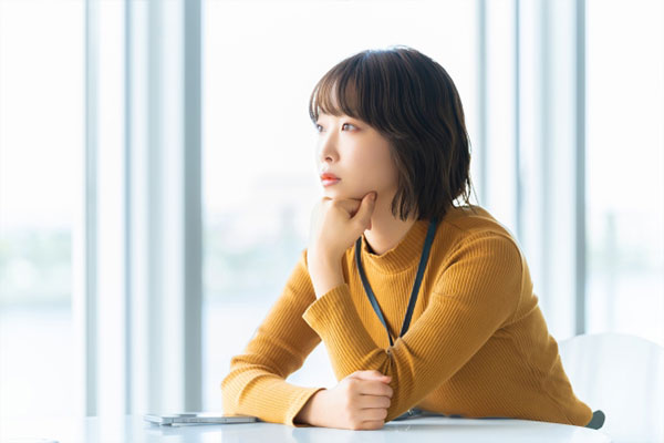 窓の外を眺める女性